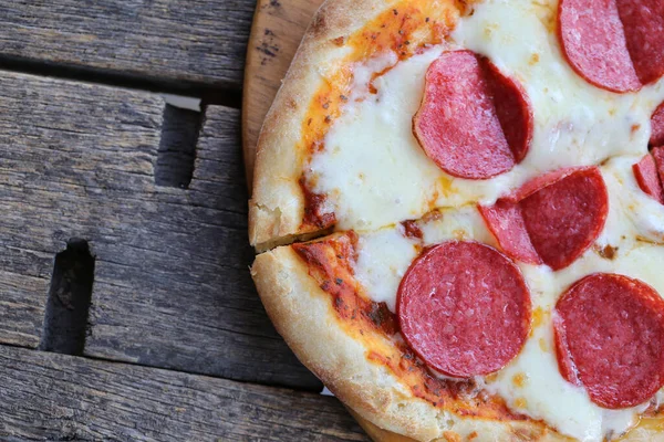 Pizza Tradizionale Con Formaggio Pomodori — Foto Stock