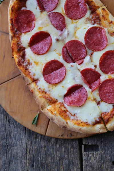 Pizza Tradicional Con Queso Tomates —  Fotos de Stock