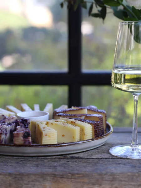 Käseteller Mit Honig Und Wein — Stockfoto