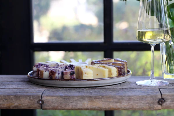 Käseteller Mit Honig Und Wein — Stockfoto