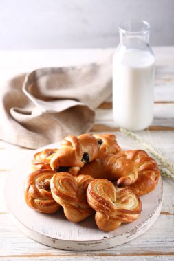 Kahvaltıda sütlü çörekler.