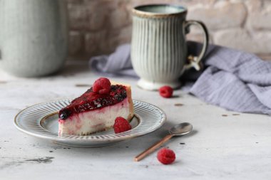 Cheesecake tatlısını tabakta ikram