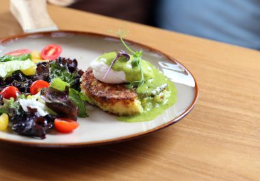 Kahvaltı için yumurta ve soslu haşhaş.