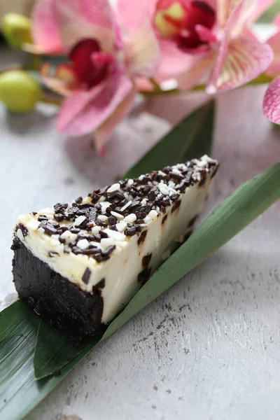 Cheesecake tatlısını tabakta ikram