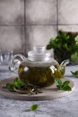 çaydanlıkta yeşil nane çayı