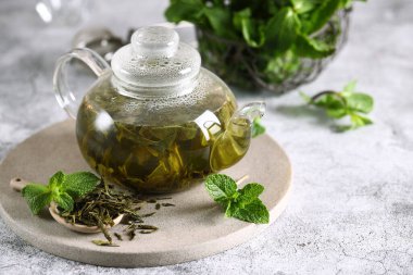 çaydanlıkta yeşil nane çayı