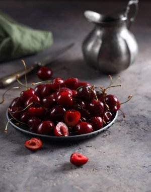 Organik böğürtlenler masada olgunlaşmış kiraz