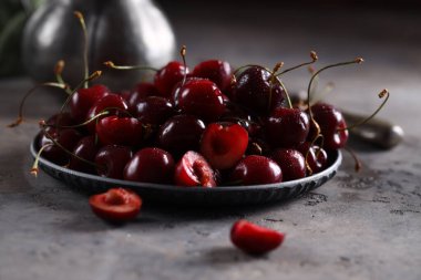 Organik böğürtlenler masada olgunlaşmış kiraz