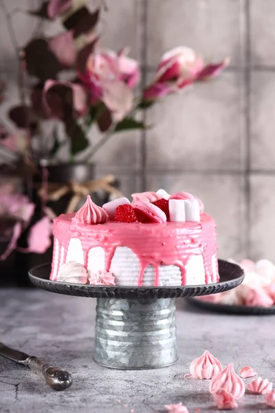 Feestelijke Roze Taart Als Dessert — Stockfoto