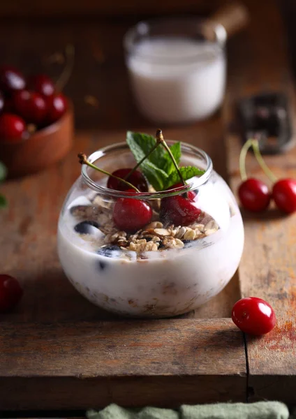 Десерт Органического Молока Свежими Ягодами — стоковое фото