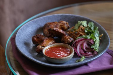 Sağlıklı yemek için kızarmış bbq eti.