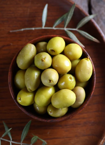 Olives Bio Vertes Dans Des Bols Bois — Photo