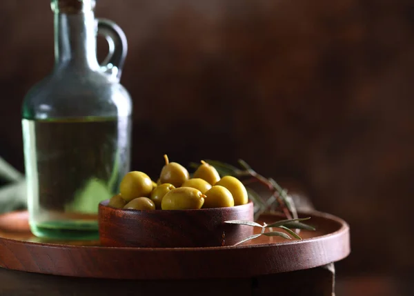 Зеленые Оливки Деревянных Чашах — стоковое фото