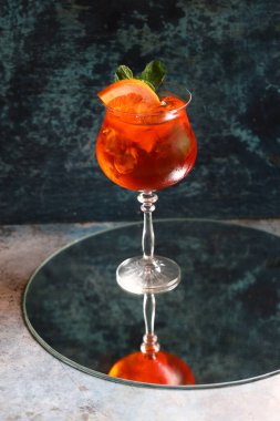 Tatil ya da parti için alkollü kokteyl bardağı.