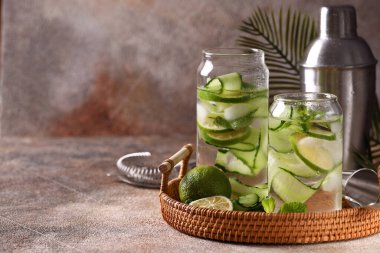 Limonlu ve salatalı yaz limonatası