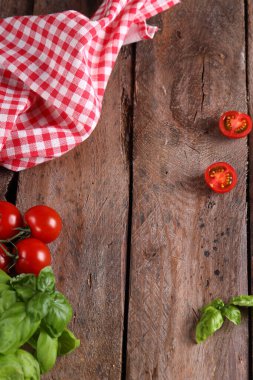 Domates ve fesleğenli ahşap gıda arka planı