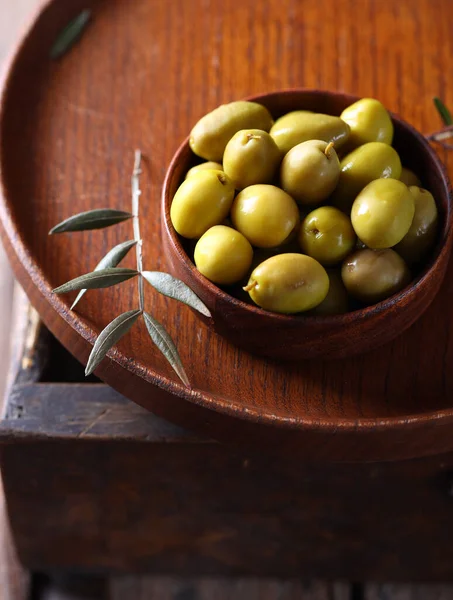 Olives Bio Vertes Dans Des Bols Bois — Photo