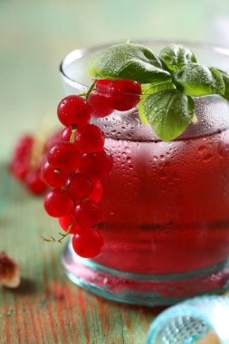 Taze kırmızı üzümlü içecek.