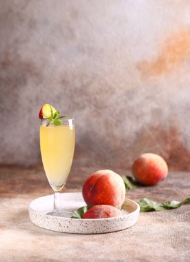 Şeftalili bellini kokteyli ve taze meyve.
