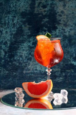 Tatil ya da parti için alkollü kokteyl bardağı.