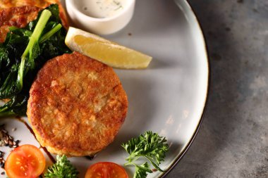 Öğle yemeği için meze ve tavuk pirzolası.