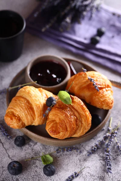 Croissants Frescos Para Café Manhã Mesa Ainda Vida — Fotografia de Stock