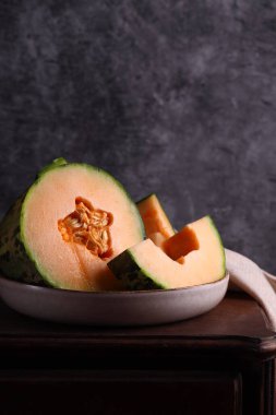 Masada olgun organik portakal kavunu var.