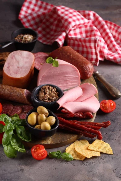 Sortimento Salsichas Presunto Fundo Madeira Antipasti Aperitivo — Fotografia de Stock