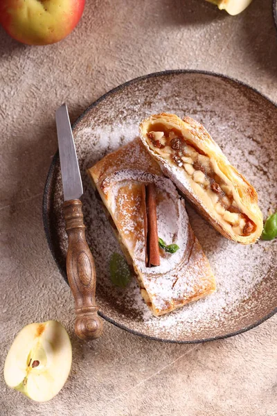 Strudel Dolce Tradizionale Fresco Con Mele — Foto Stock