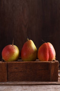 Masanın üzerinde olgun armut meyvesi var.