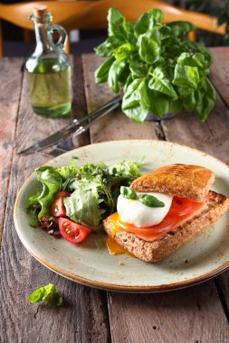 Tahta masada yumurtalı ve tostlu kahvaltı.