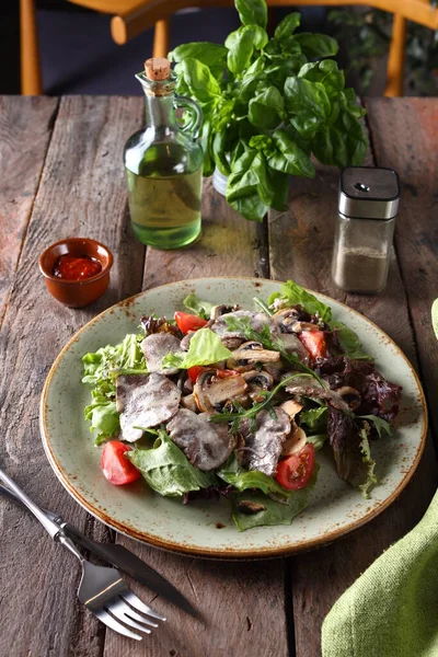 Salade Met Verse Groenten Een Houten Tafel — Stockfoto