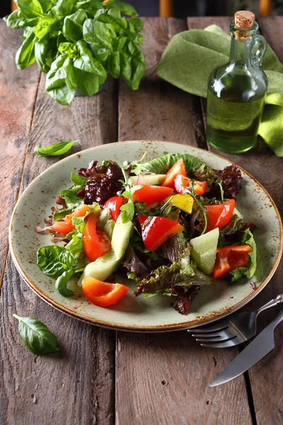 Salada Com Verduras Frescas Uma Mesa Madeira — Fotografia de Stock