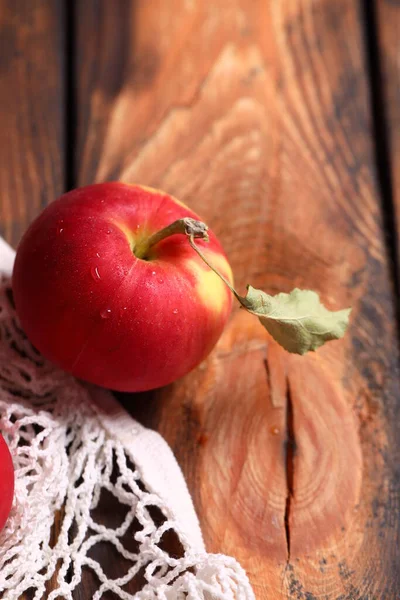 Rijpe Biologische Appels Een Houten Tafel — Stockfoto