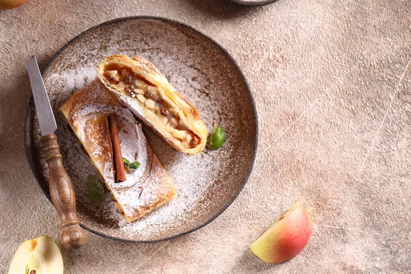 Verse Traditionele Dessert Strudel Met Appels — Stockfoto