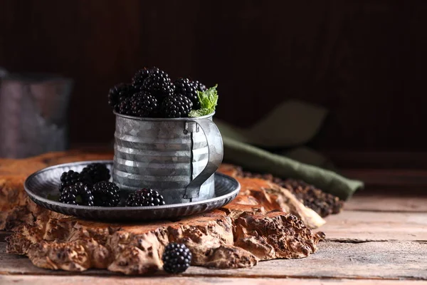 有机成熟浆果黑莓甜食 — 图库照片