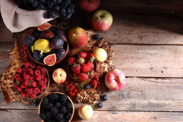 Bio Reifes Sortiment Von Beeren Und Früchten Herbsternte — Stockfoto