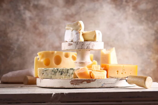 Sortiment Ost Camembert Och Parmesan Trä Bakgrund — Stockfoto