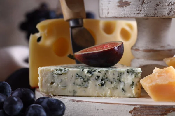 Sortimento Queijo Camembert Parmesão Sobre Fundo Madeira — Fotografia de Stock