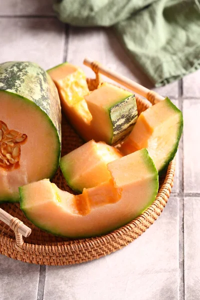 Melone Arancia Biologico Maturo Sul Tavolo — Foto Stock