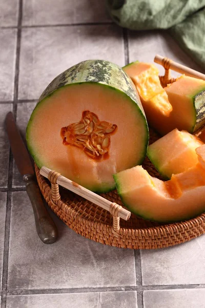 Melone Arancia Biologico Maturo Sul Tavolo — Foto Stock