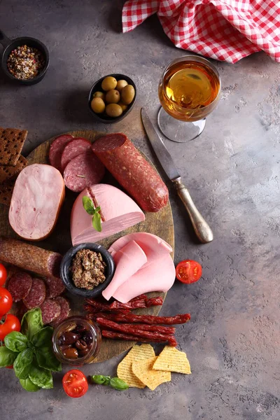 Sortimento Salsichas Presunto Fundo Madeira Antipasti Aperitivo — Fotografia de Stock