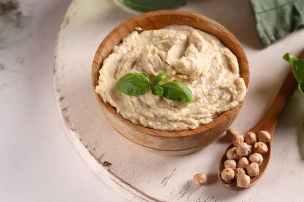 ひよこ豆とオリーブオイルで作られた新鮮な伝統的なフムス — ストック写真