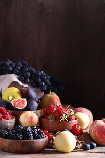 Variedade Madura Orgânica Bagas Frutas Colheita Outono — Fotografia de Stock