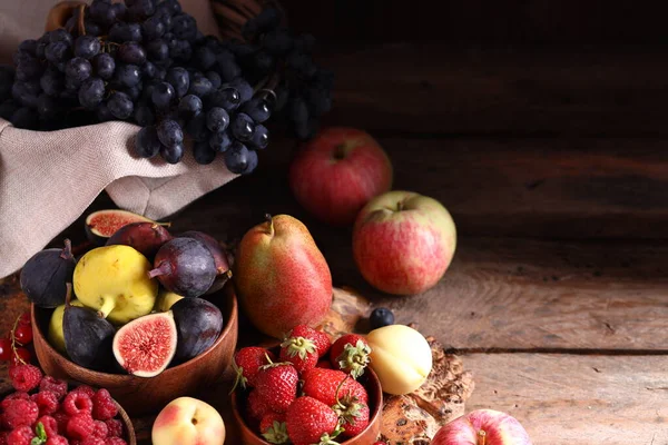 Βιολογική Ώριμη Ποικιλία Από Μούρα Και Φρούτα Φθινοπωρινή Συγκομιδή — Φωτογραφία Αρχείου