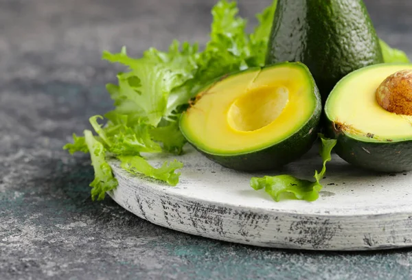 Frisk Økologisk Avocado Træbræt - Stock-foto