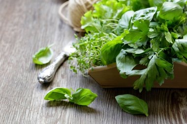 Natürmort organik kokulu otlar ahşap bir masa üzerinde