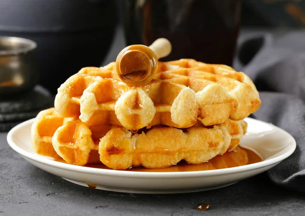 Zoete Wafels Met Bessen Bij Het Ontbijt — Stockfoto