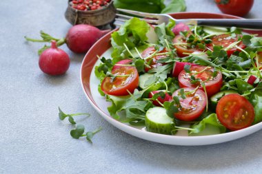 taze salata domates ve turp, sağlıklı gıda ile