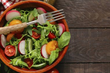 taze salata domates ve turp, sağlıklı gıda ile